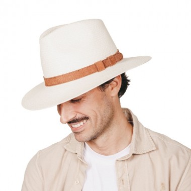 Adrien sombrero panamá copa Safari color blanco y correa de ante. Fernández y ROCHE.
