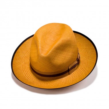 Bícaro sombrero panamá color coñac y cinta grosgrain de rayas. Fernández y Roche